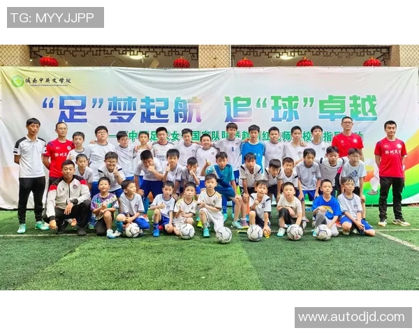 足球明星与幼儿亲密互动精彩瞬间尽在镜头之中