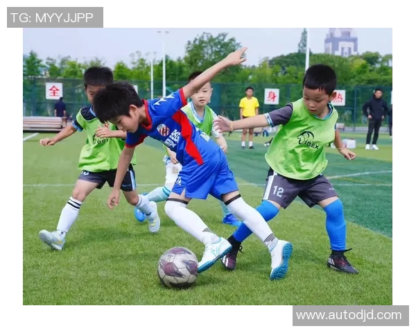 足球明星传奇手游带你体验绿茵场上的荣耀与激情，成就你的足球梦想